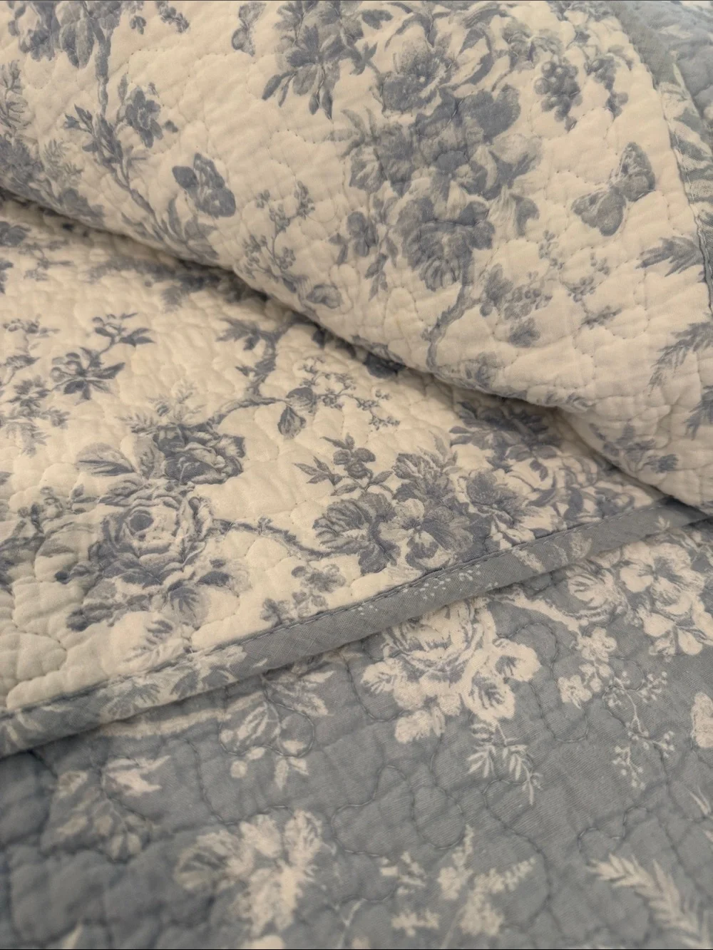 Laura Ashley - King Quilt Set, Soft & Reversible (Excellent Condition)